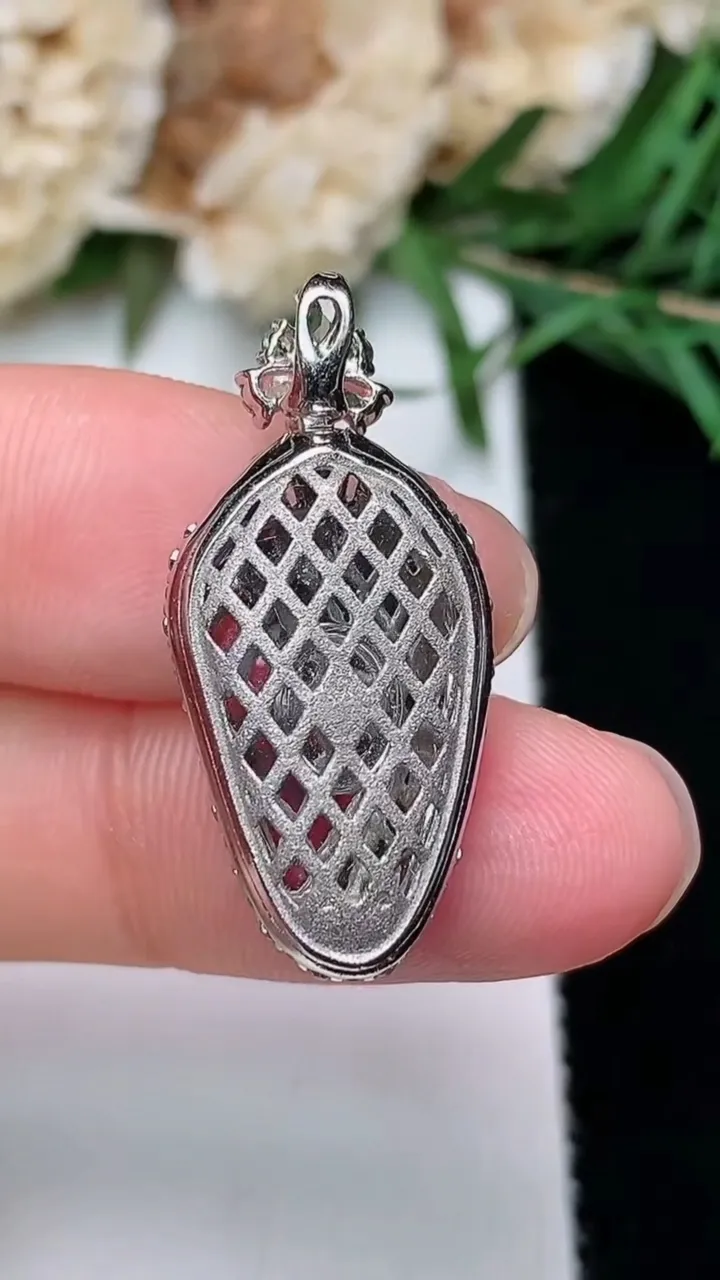 天然A货翡翠金枝玉叶 叶子吊坠，尺寸28-13-7.7裸石18.3-10.9，重量:4.35g
12月20日