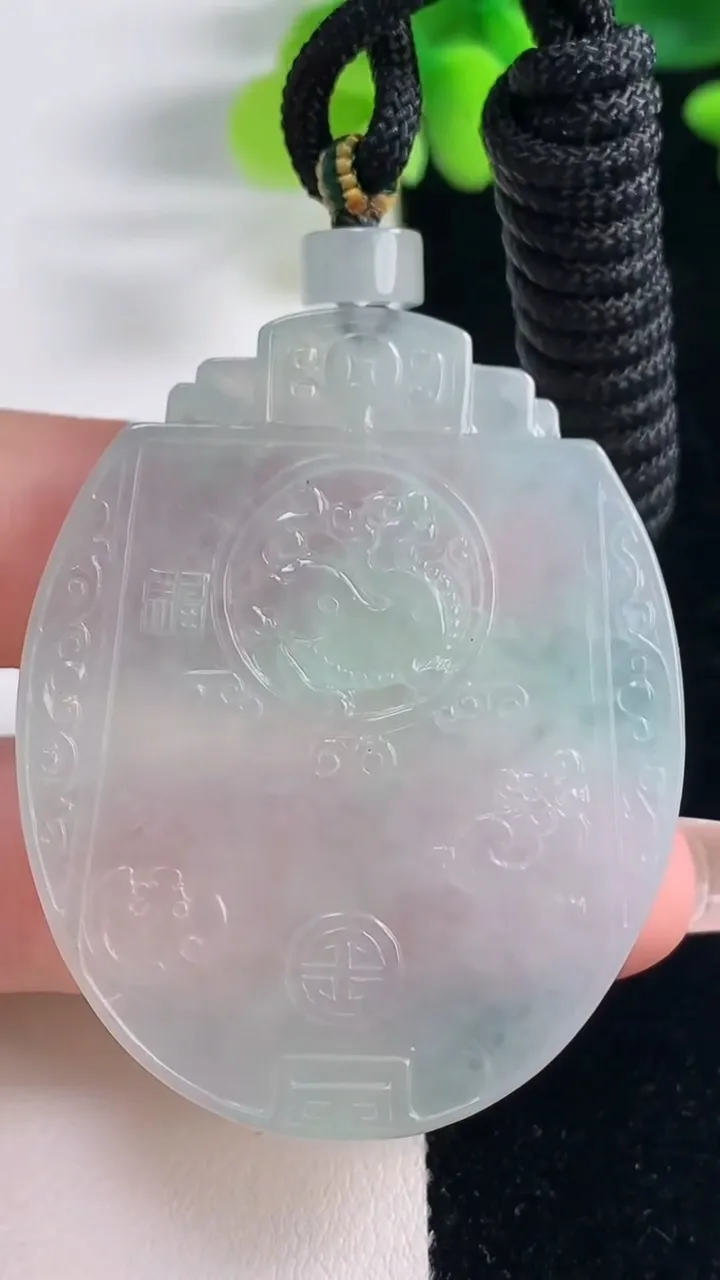 天然A货翡翠仿古无事牌吊坠，尺寸49-39.4-5.3，重量:31.47g
12月20日