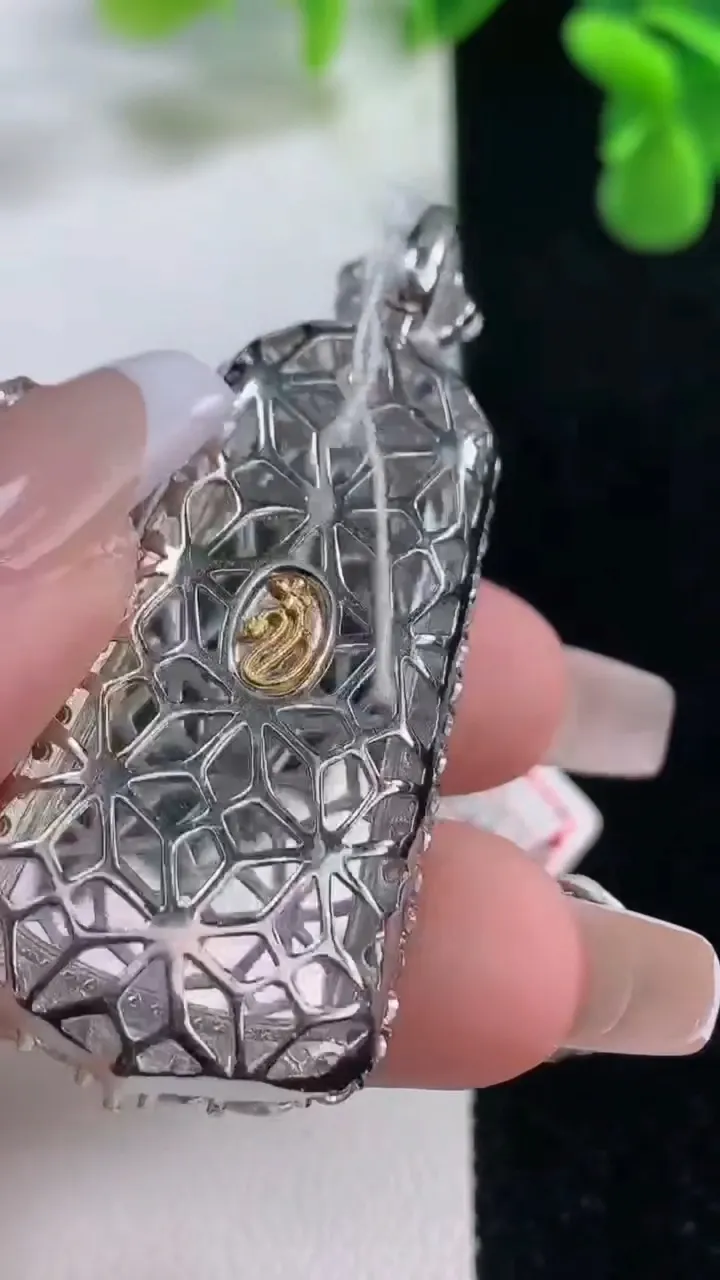 天然A货翡翠山水牌吊坠，尺寸53.9-23-9.4，裸石35.8-20重量:11.37g
12月20日