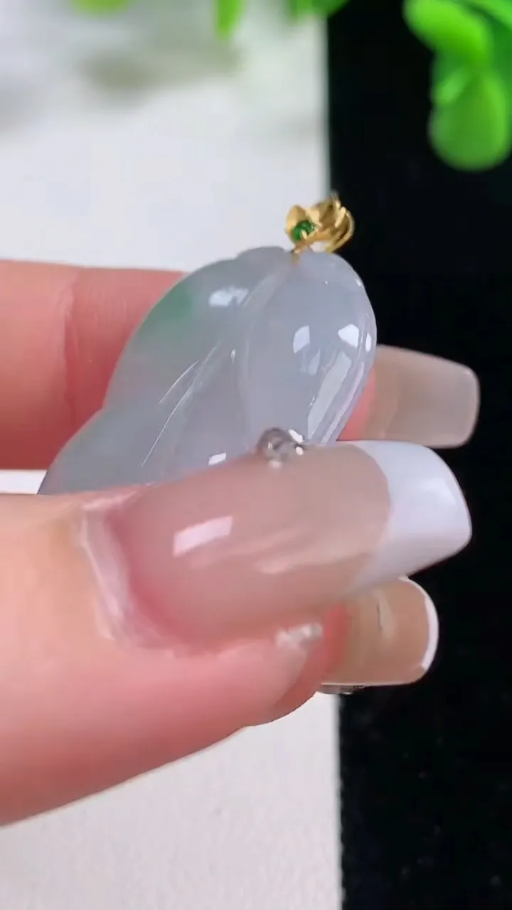 天然A货翡翠金枝玉叶 叶子吊坠，尺寸38.2-21.5-4.8，重量:7.18g
12月20日