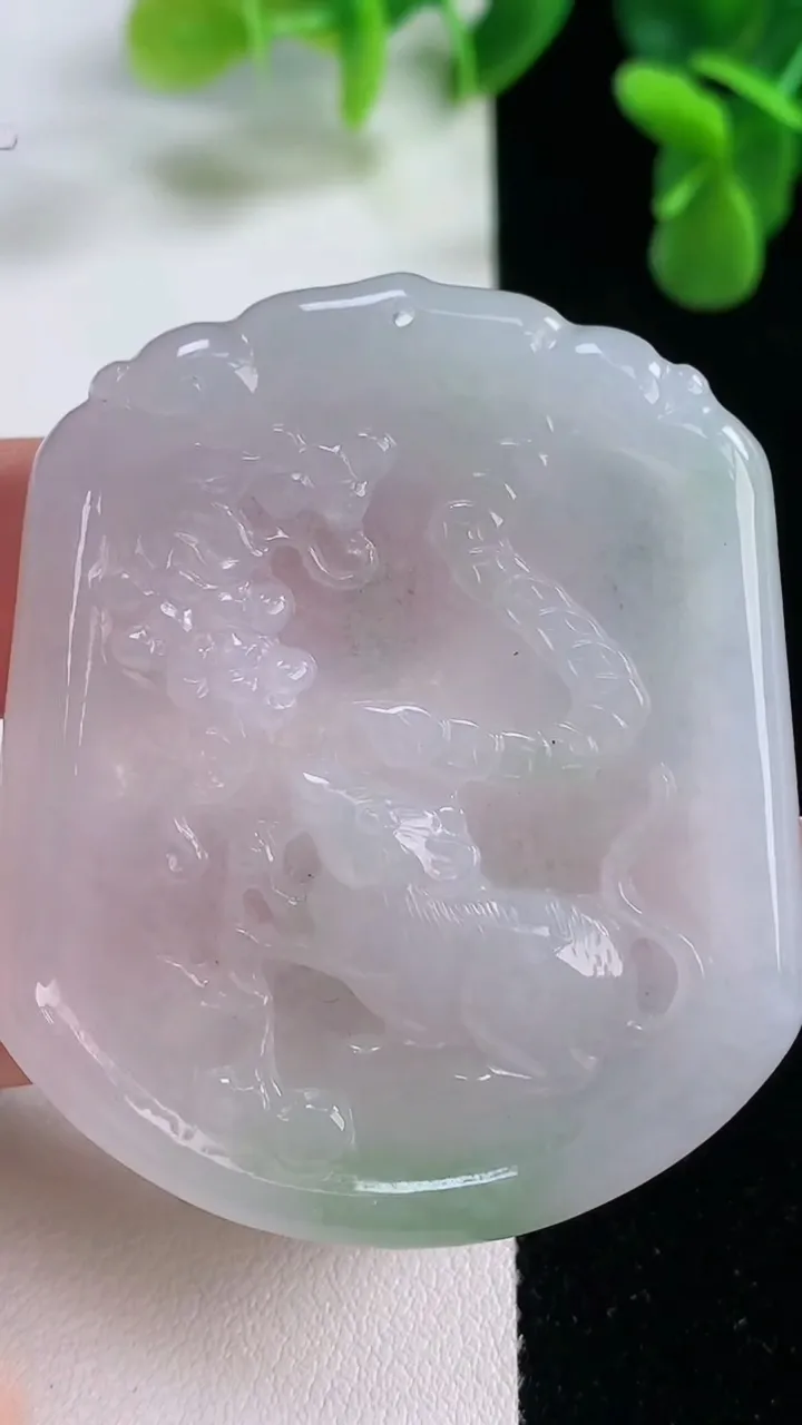 天然A货翡翠生肖鼠吊坠，尺寸53-45-5，重量:23.89g
12月20日