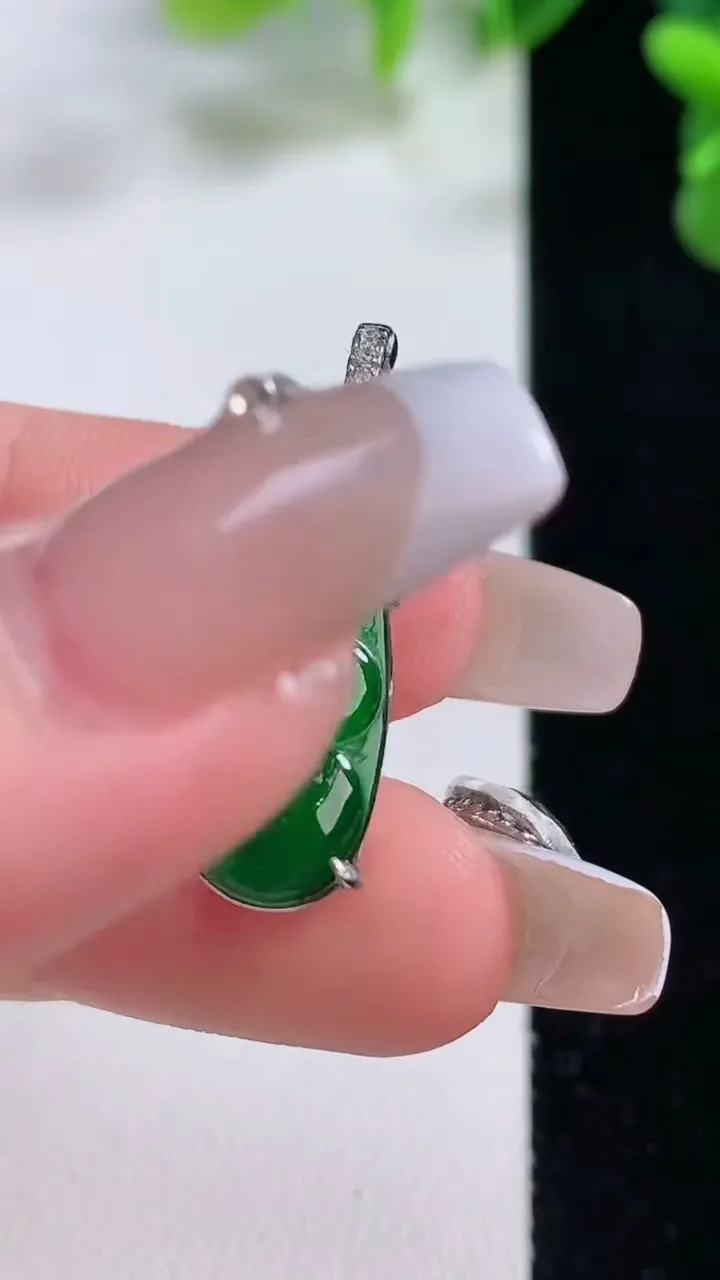 天然A货翡翠福豆吊坠，尺寸27.5-17.5-8.6-6.5，重量:1.97g
12月20日