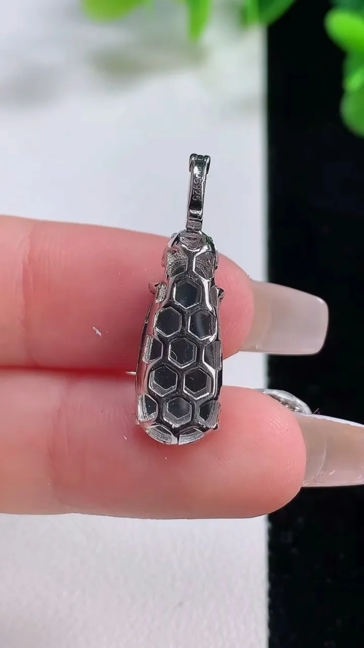 天然A货翡翠福豆吊坠，尺寸27.5-17.5-8.6-6.5，重量:1.97g
12月20日