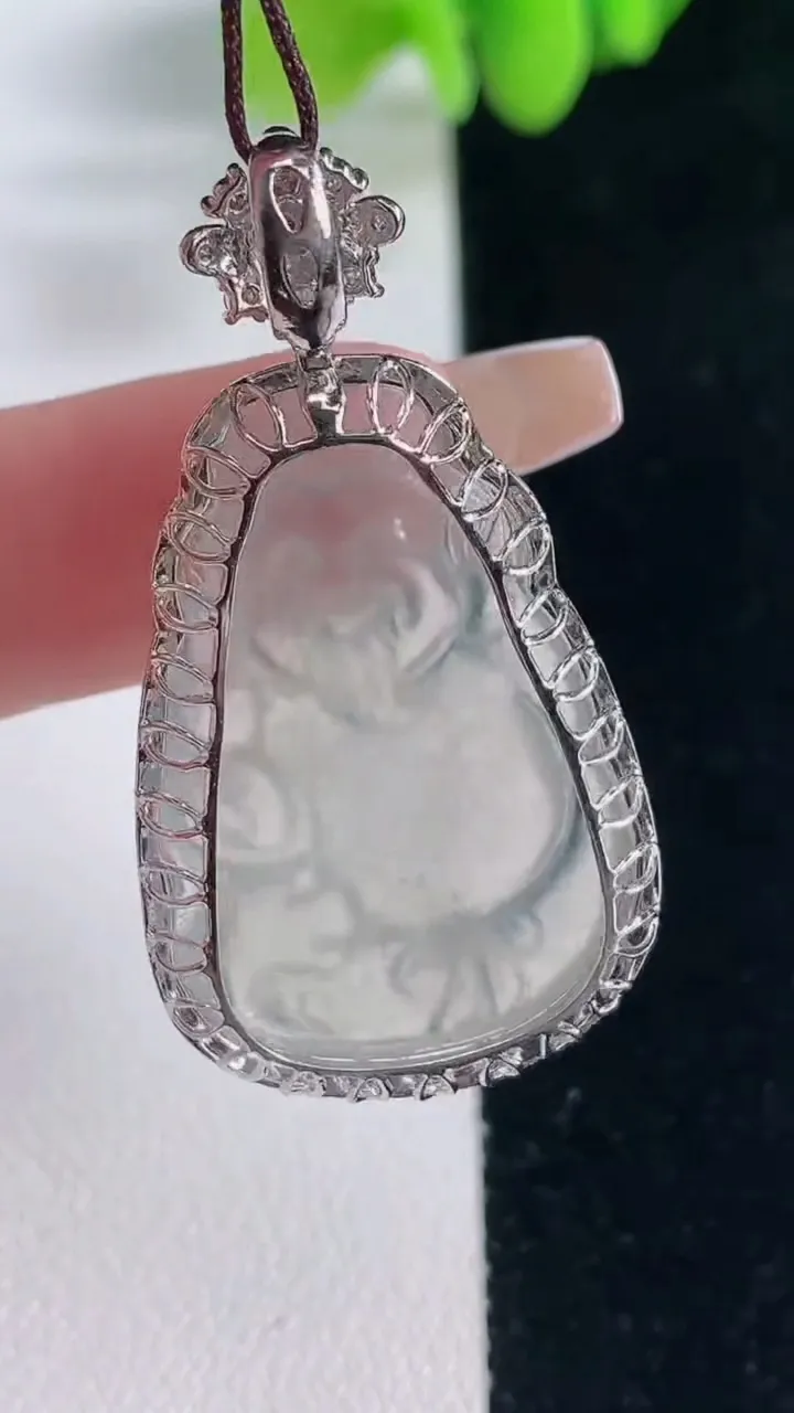 天然A货翡翠种白冰财神爷吊坠，尺寸40-21.6-7.2，裸石29.6-20重量:6.88g
12月20日