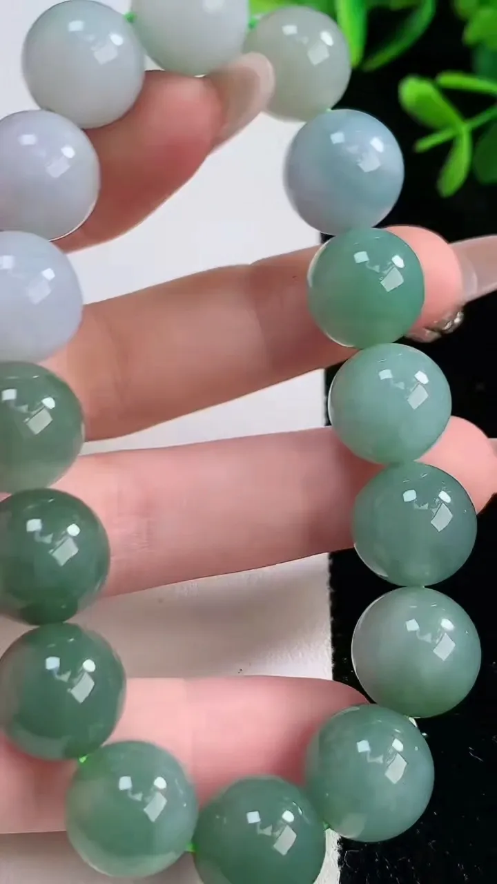 天然A货翡翠圆珠手串，尺寸13，重:59.55g12月20日
工厂直销收藏佳品,种好水足，色泽均匀，有种有色，上手高大气！