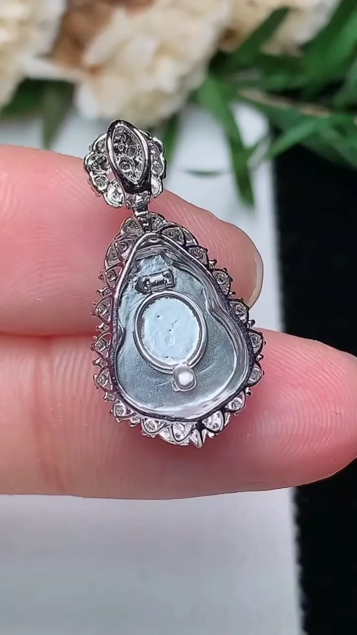 天然A货翡翠葫芦吊坠，尺寸23.4-12.2-7.8，裸石11.7-9
12月20日