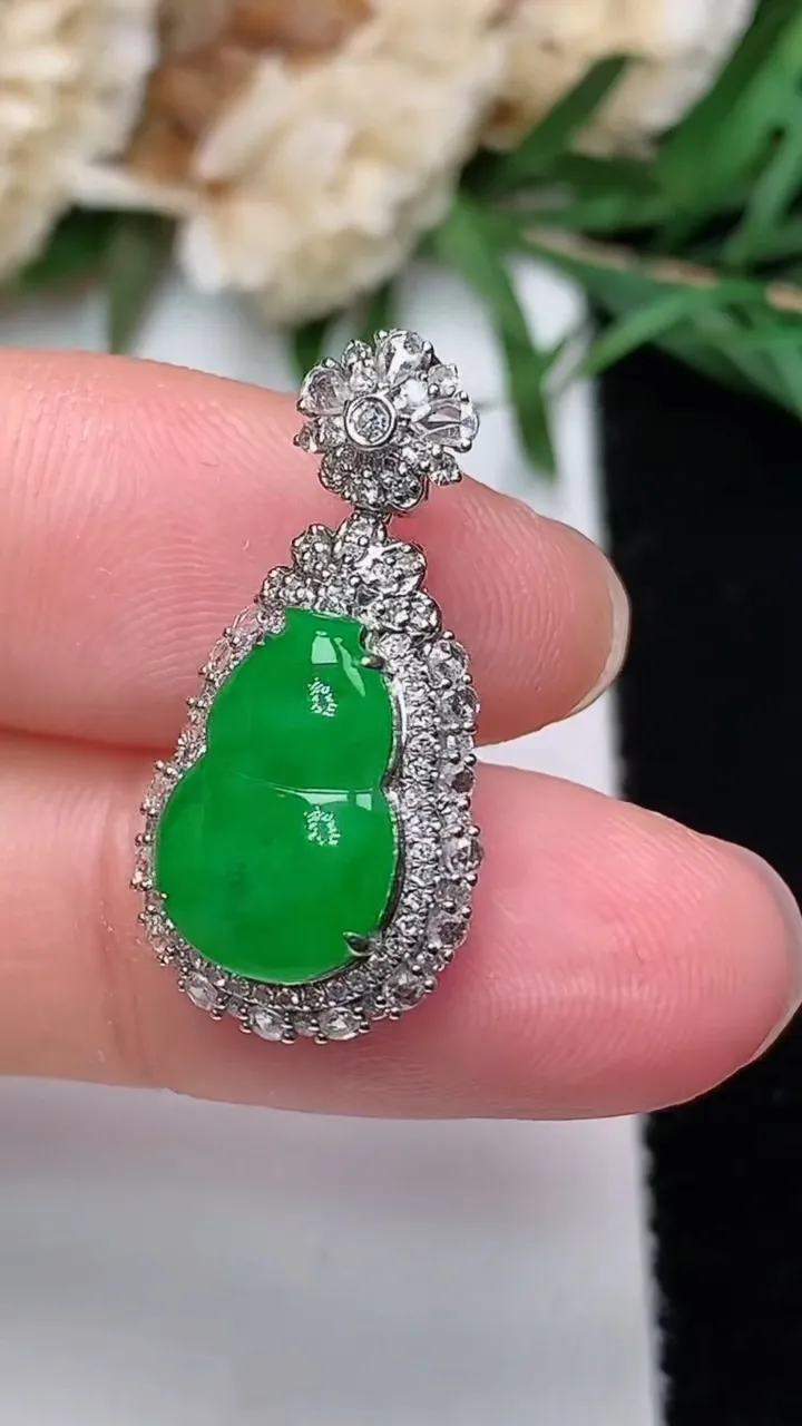 天然A货翡翠葫芦吊坠，尺寸24.5-12.2-8.8，裸石12.3-8，重量:3.11g
12月20日