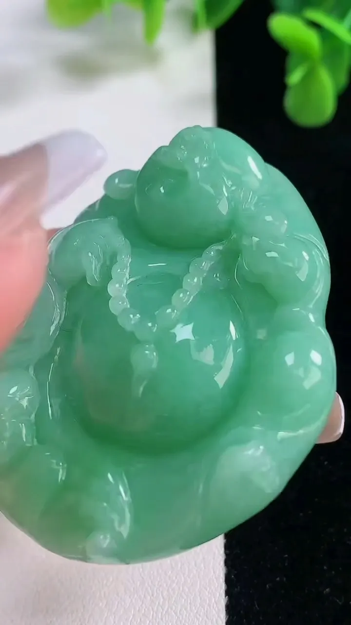 天然A货翡翠逍遥佛吊坠，尺寸53-40-10.4，重量:39.82g
12月20日