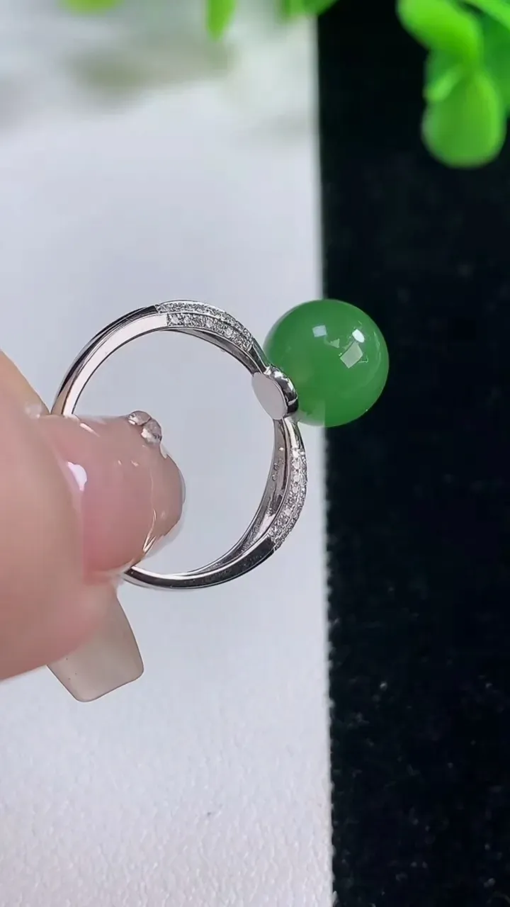 天然A货翡翠圆珠戒指，尺寸17.5-9.5，重量:3.04g2025年12月20日
工厂直销收藏佳品,种好水足，色泽均匀，有种有色，上手高大气！
