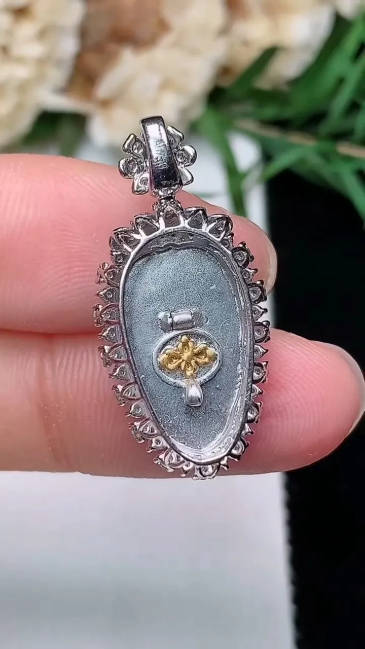 天然A货翡翠金枝玉叶 叶子吊坠，尺寸26.8-12.9-6.8，裸石15.7-9.6，重量:2.51g
12月20日