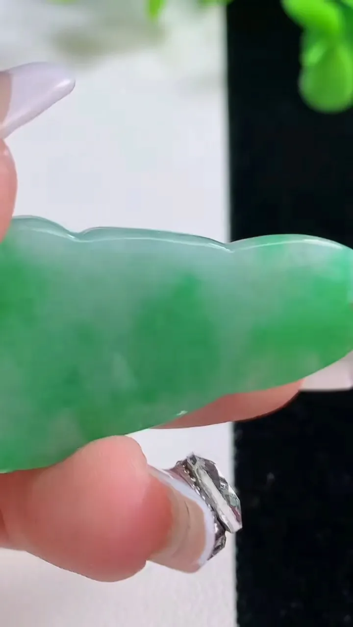 天然A货翡翠观音菩萨吊坠，尺寸42.4-24-5.3，重量:10.45g
12月20日