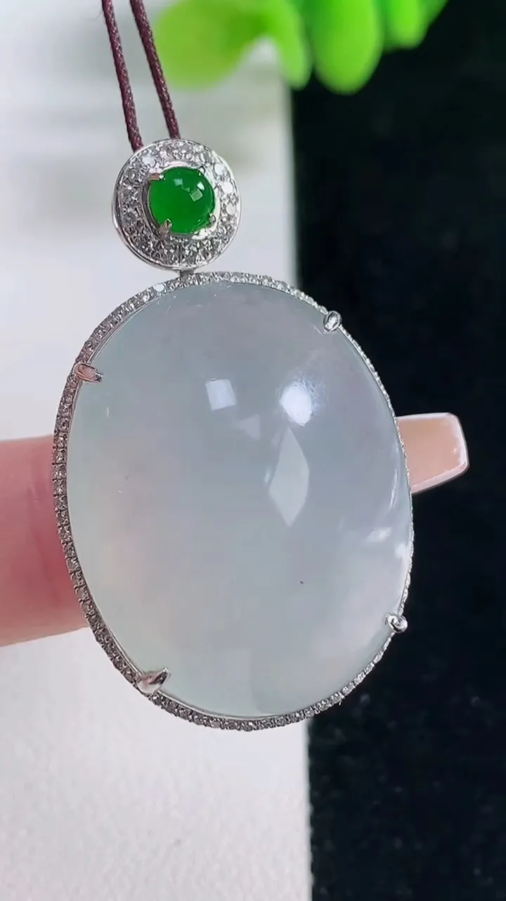 天然A货翡翠蛋面吊坠，尺寸37.6-22.7-12.1，裸石27-21.5重量:12.47g
12月