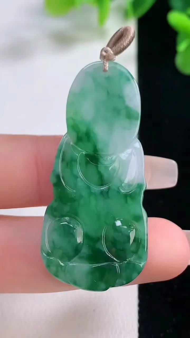天然A货翡翠飘花观音菩萨吊坠，尺寸46-21.3-4.8，重量:9.03g
12月20日