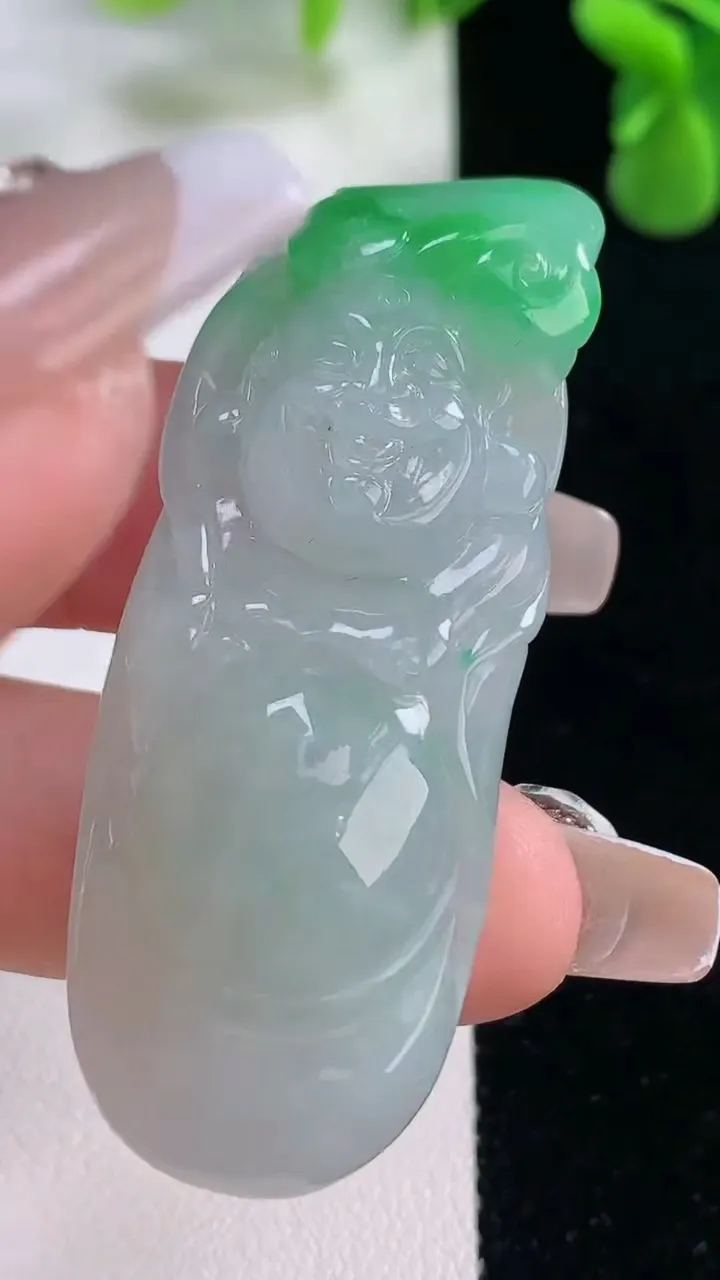 天然A货翡翠逍遥佛吊坠，尺寸53.8-20.6-9.5，重量:20.00g
12月20日