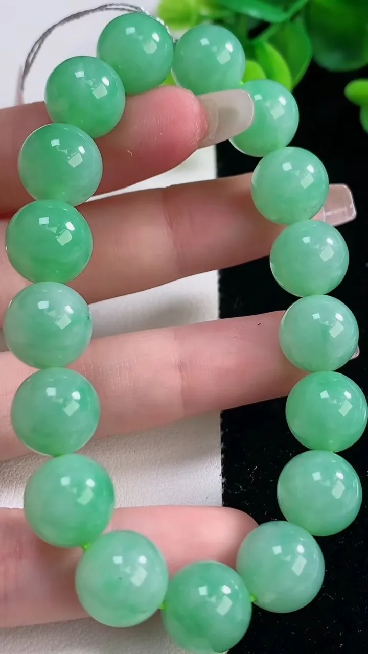 天然A货翡翠圆珠手串，尺寸11.3-17颗，重量:44.26g12月20日
工厂直销收藏佳品,种好水足，色泽均匀，有种有色，上手高大气！