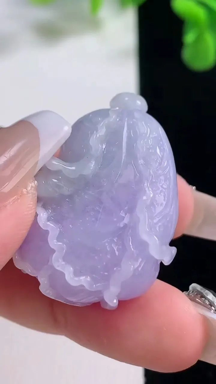 天然A货翡翠春带彩紫罗兰白菜吊坠，尺寸34-24.4-12.4，重量:16.90g
12月20日