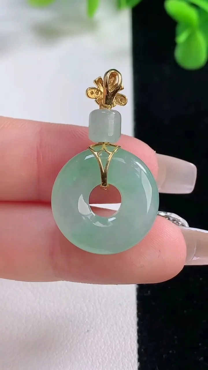 天然A货翡翠平安环吊坠，尺寸19.2-5.6，重量:5.53g
12月20日