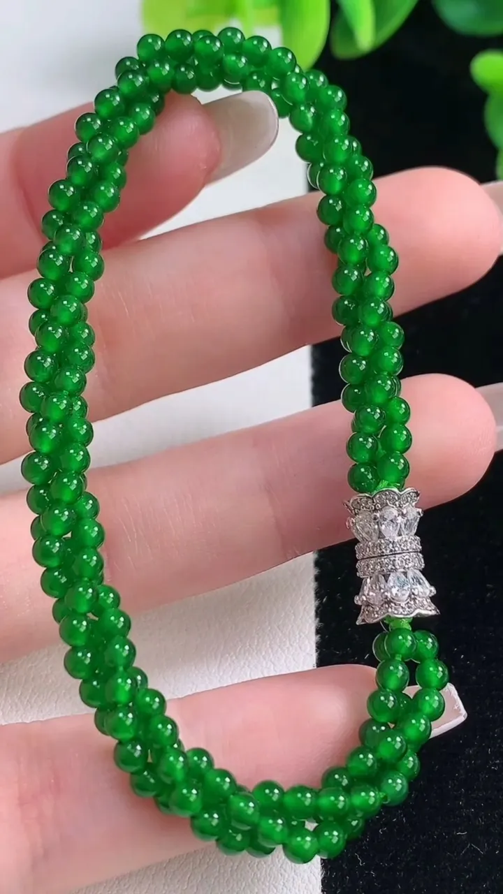 天然A货翡翠小米珠三排手串，尺寸3，重量:12.88g12月20日
工厂直销收藏佳品,种好水足，色泽均匀，有种有色，上手高大气！
