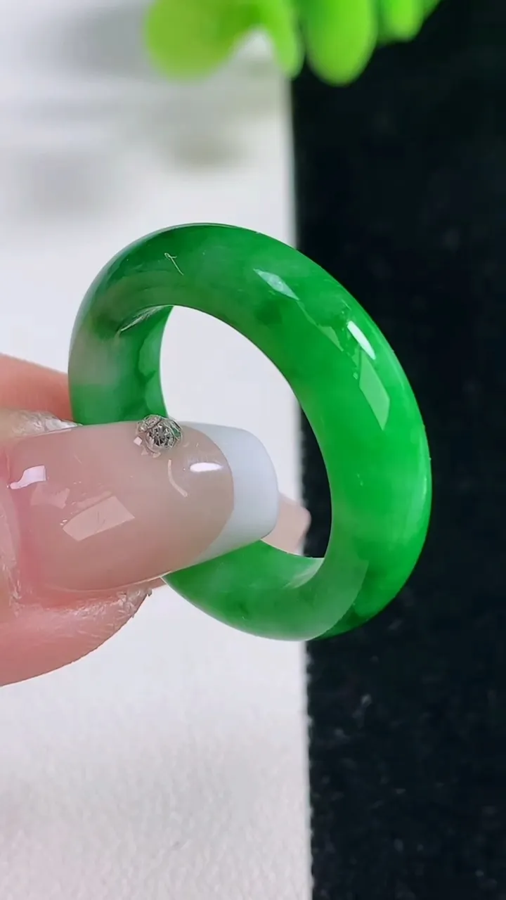 天然A货翡翠指环戒指，尺寸19.7-6.3-3.8，重量:5.67g2025年12月20日
工厂直销