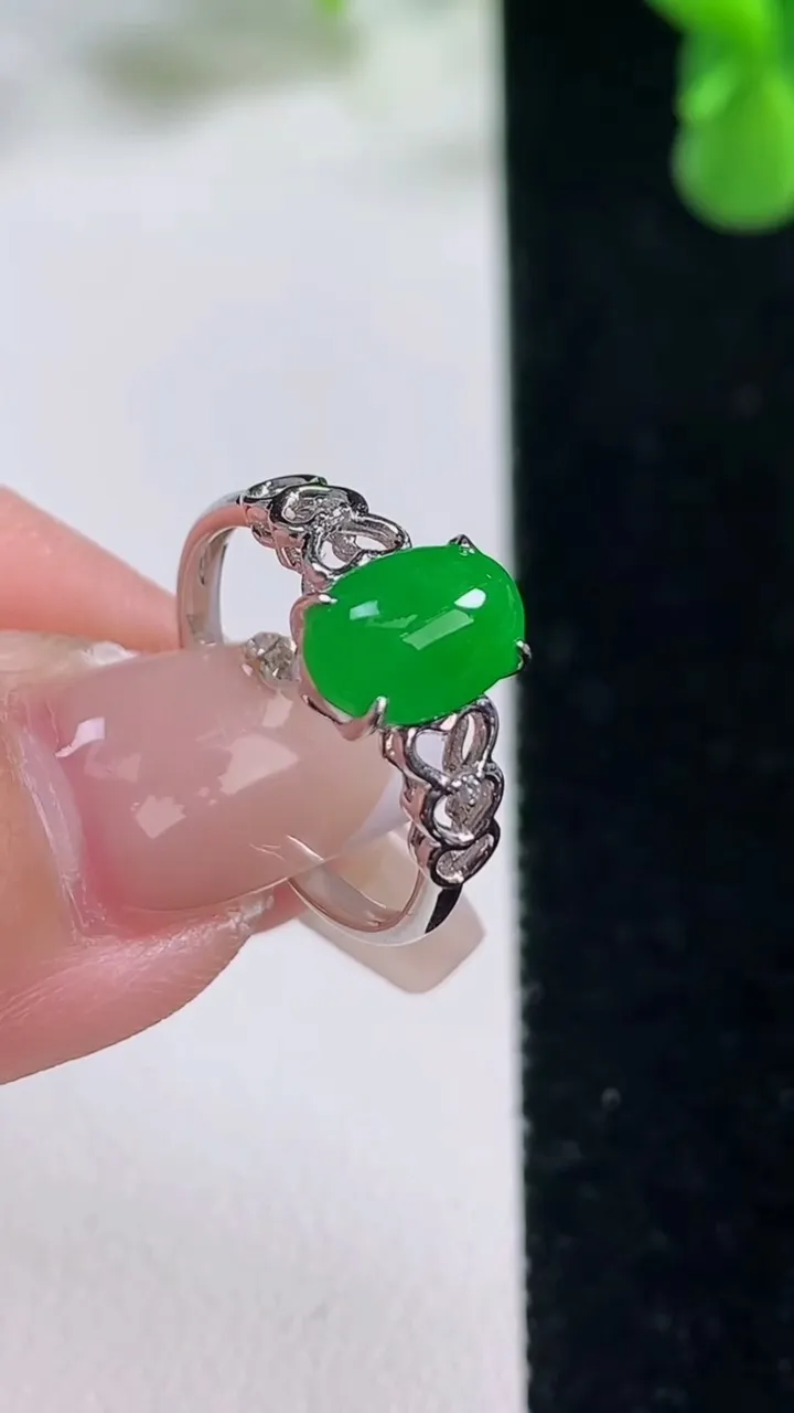 天然A货翡翠蛋面戒指，尺寸17-8.7-6.2-4.7，重量:2.38g2025年12月20日
工厂直销收藏佳品,种好水足，色泽均匀，有种有色，上手高大气！