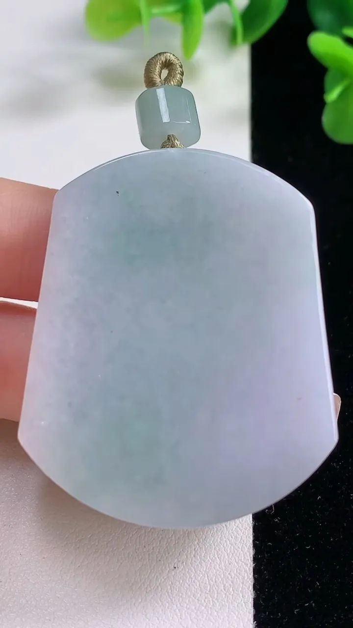 天然A货翡翠紫罗兰无事牌吊坠，尺寸47.4-39.7-12.4，重量:67.13g
12月20日