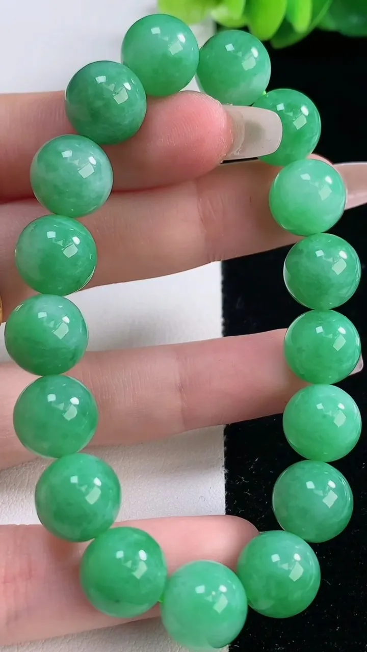 天然A货翡翠圆珠手串，尺寸11.3-17颗，重量:43.30g12月20日
工厂直销收藏佳品,种好水足，色泽均匀，有种有色，上手高大气！