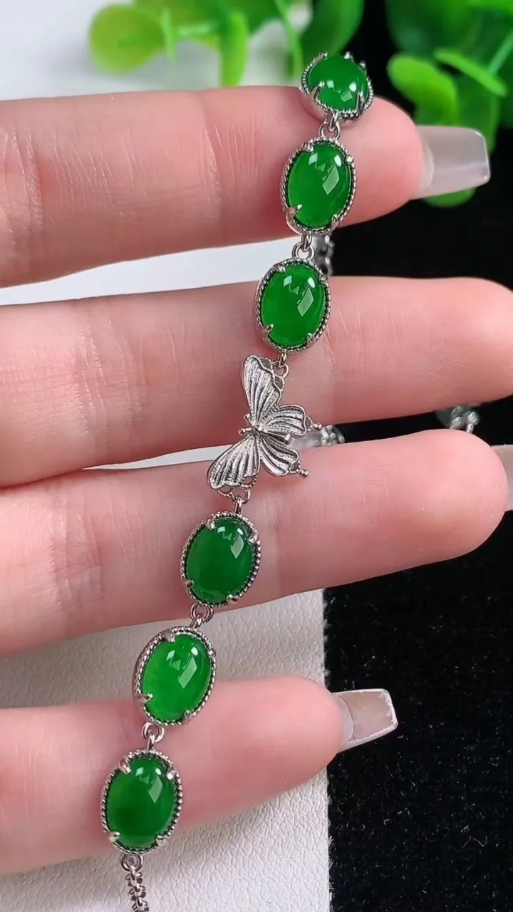 天然A货翡翠蛋面手链，尺寸7.7-5.9-3.5，重量:4.79g
12月20日