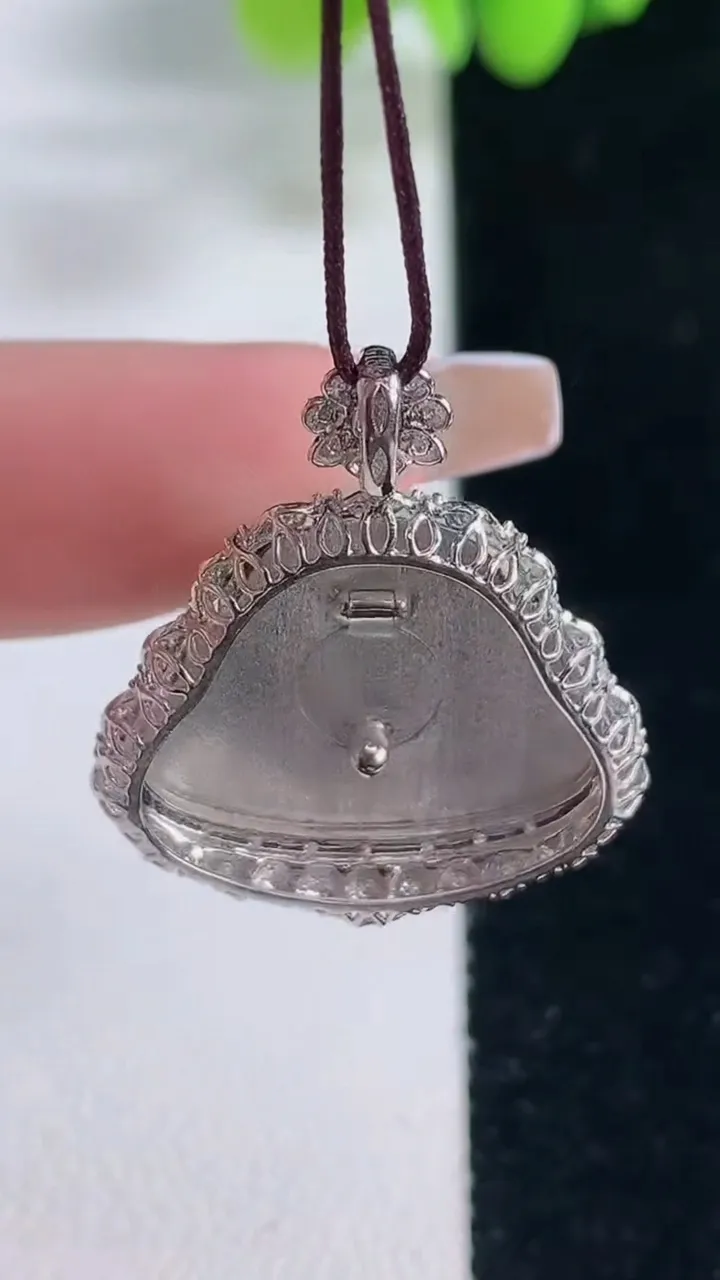 天然A货翡翠佛公吊坠，尺寸27.5-23.5-7.8，裸石16.2-20重量:4.48g
12月20日