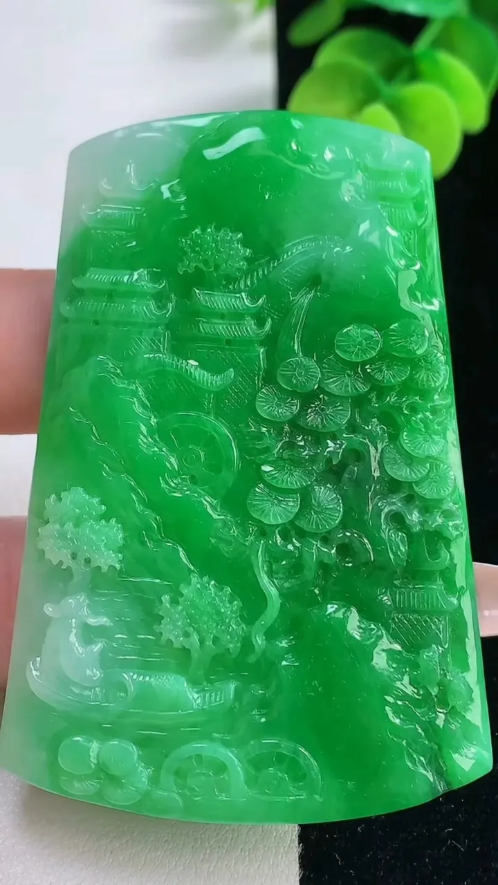 天然A货翡翠山水牌吊坠，尺寸64.5-43.4-6.4，重量:42.21g
12月20日