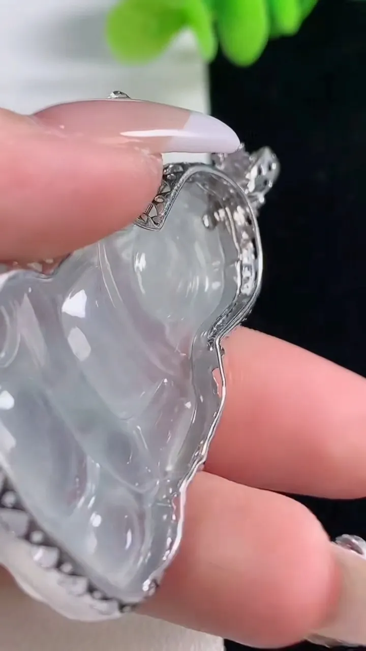 天然A货翡翠种白冰观音菩萨吊坠，尺寸61-49.6-30.6-8.7，重量:16.00g
12月20日