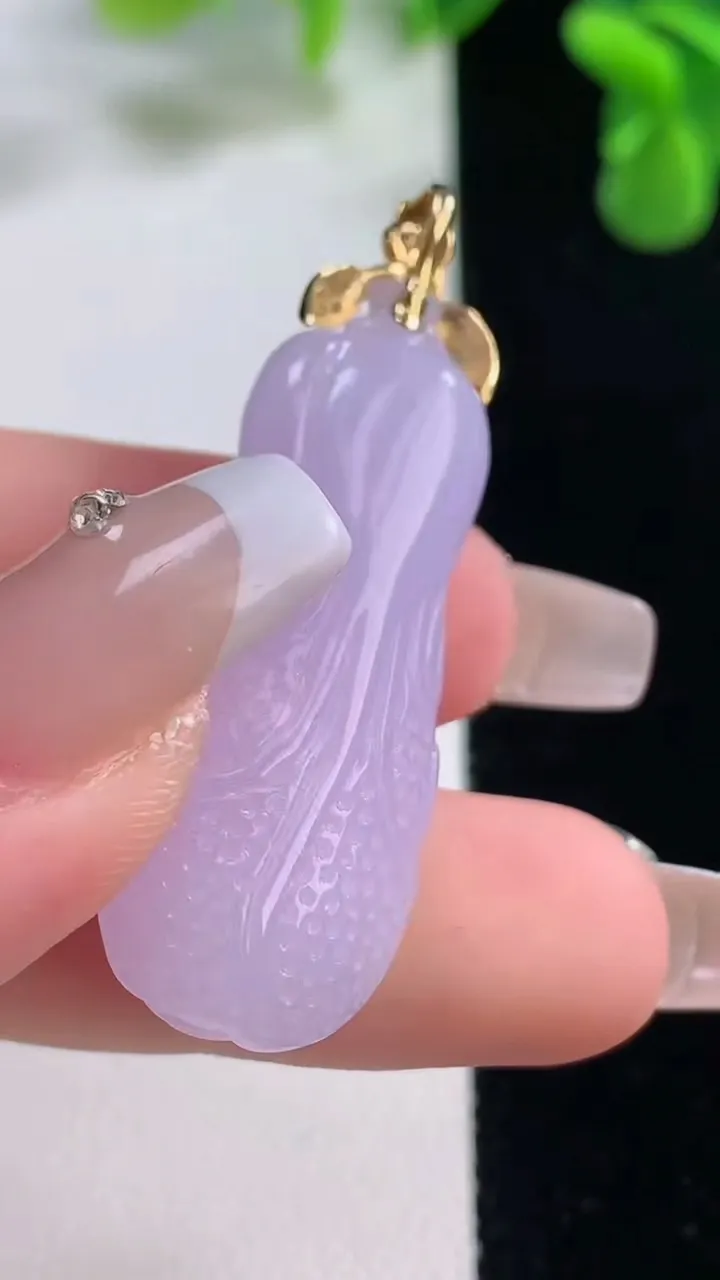天然A货翡翠18K金紫罗兰白菜吊坠，尺寸37.3-15.3-8.8，重量:10.15g
12月20日