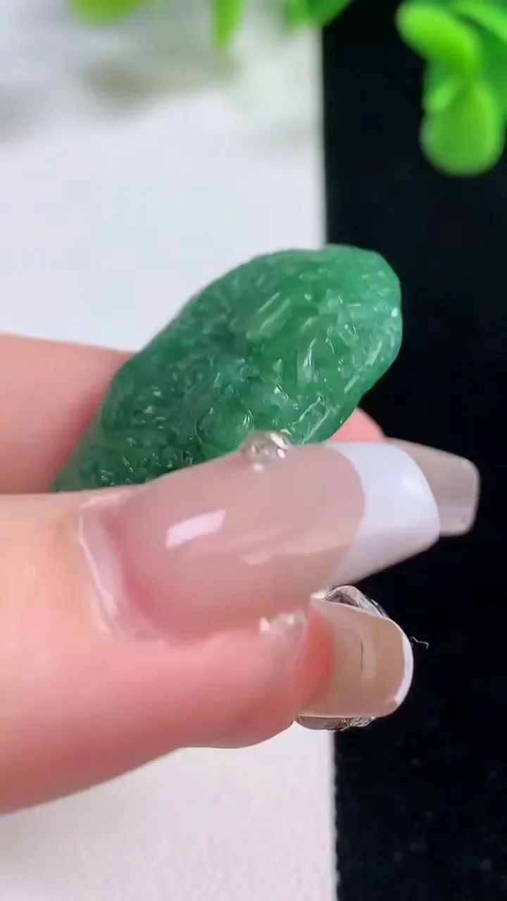 天然A货翡翠剑吊坠，尺寸45-21.2-6.7，重量:13.95g
12月20日