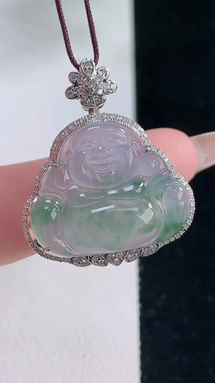天然A货翡翠种飘花佛公吊坠，尺寸29.8-25-8.8，裸石18.7-24重量:4.97g
12月20日