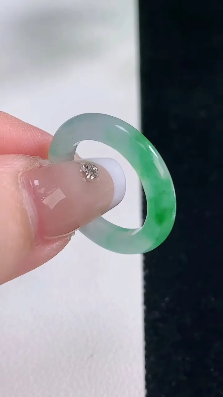 天然A货翡翠指环戒指，尺寸16.5-3.6-3.3，重量:2.51g2025年12月20日
工厂直销收藏佳品,种好水足，色泽均匀，有种有色，上手高大气！