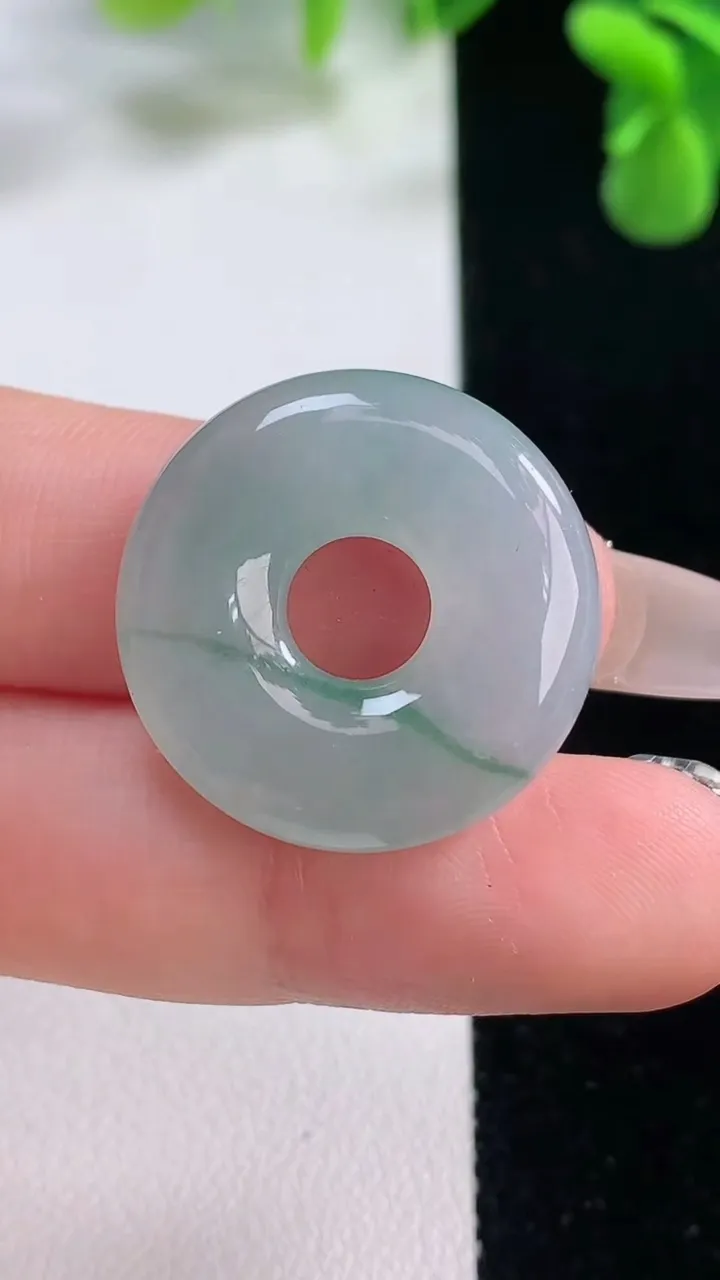 天然A货翡翠飘花平安环吊坠，尺寸24-5.4，重量:6.28g
12月20日