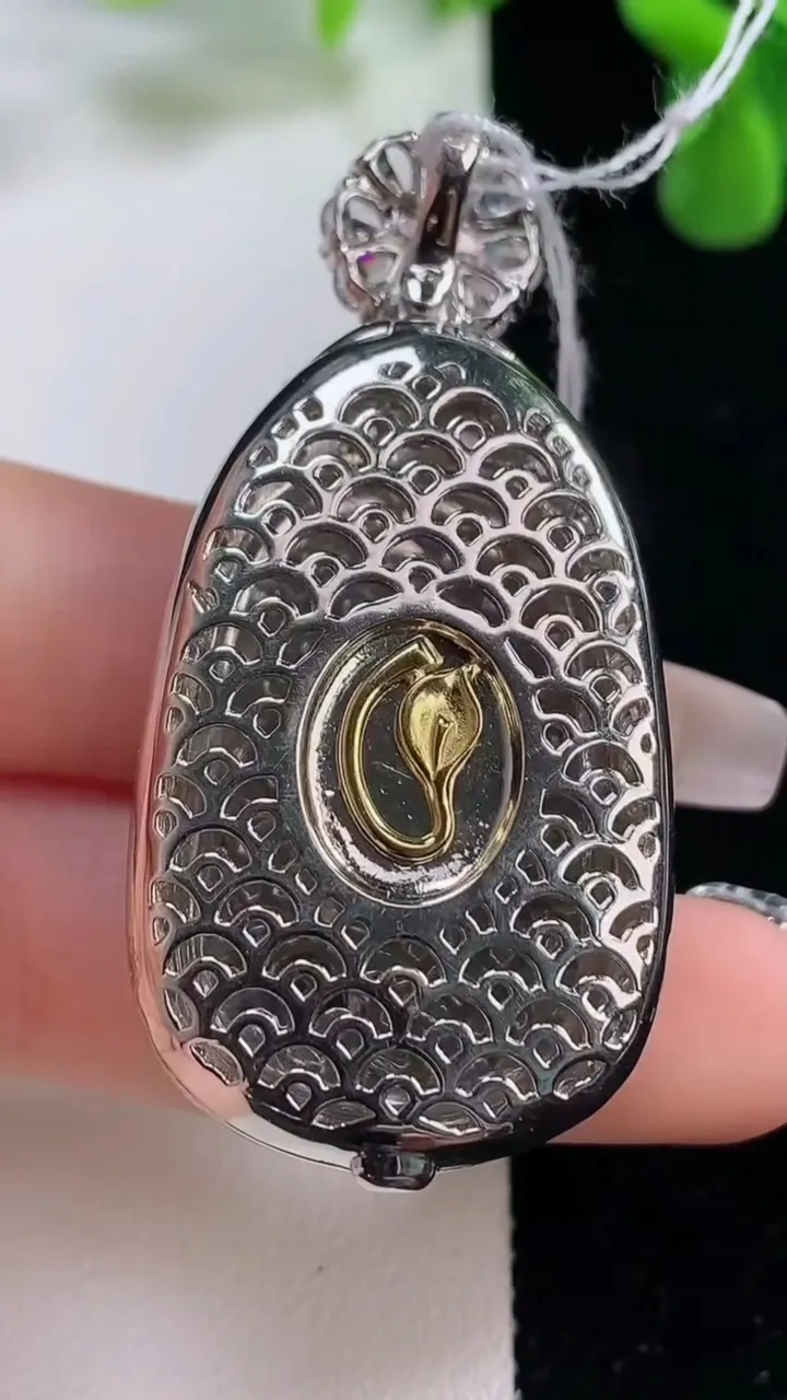 天然A货翡翠如意吊坠，尺寸52.5-25.6-14，裸石31.3-21.5重量:23.29g
12月20日