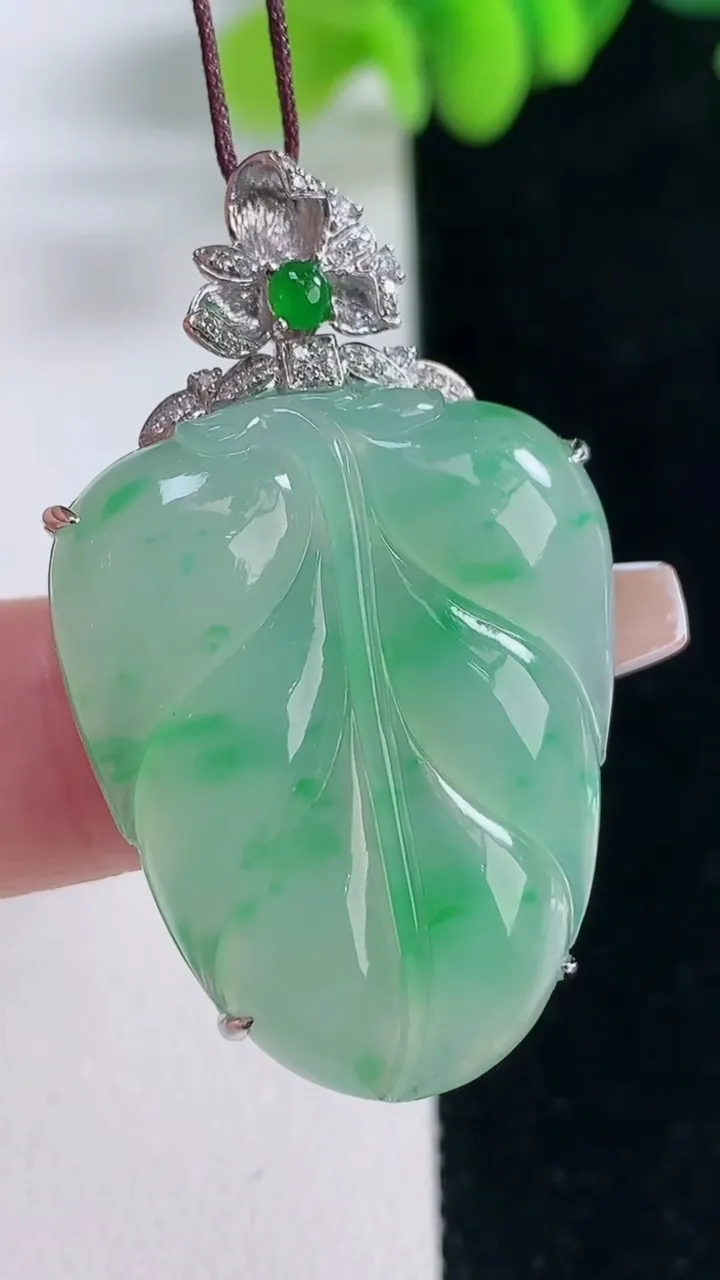 天然A货翡翠金枝玉叶 叶子吊坠，尺寸41.3-31-25-7.9，重量:9.79g
12月20日