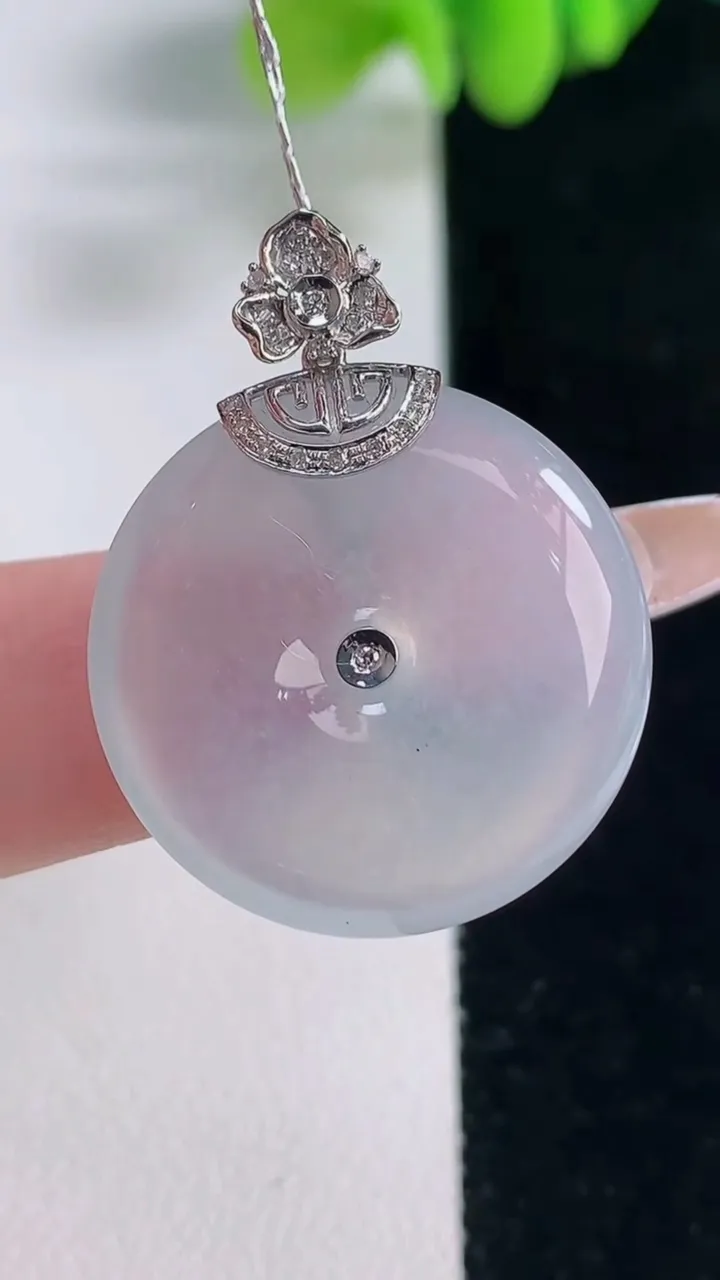 天然A货翡翠种白冰平安扣吊坠，尺寸24-5.5，重量:7.60g
12月20日