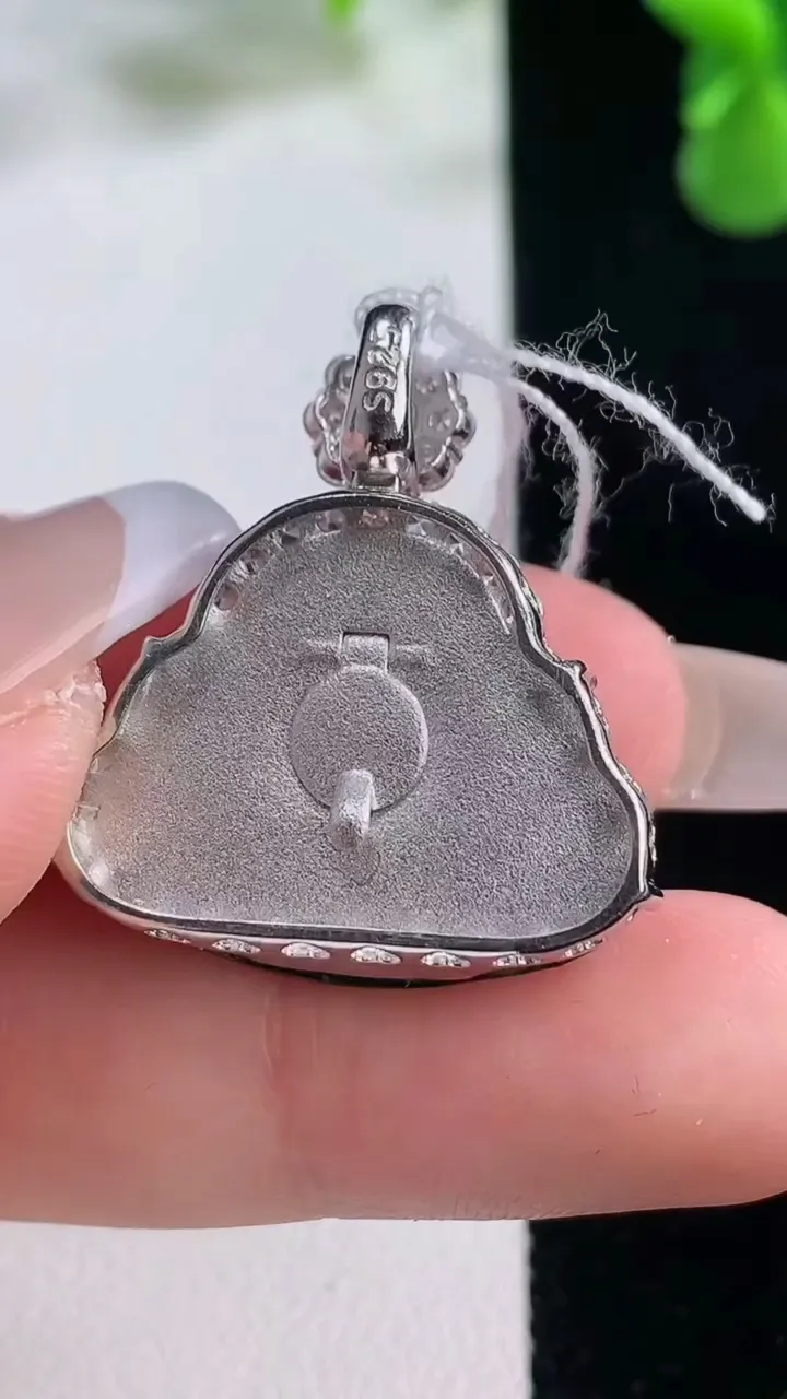 天然A货翡翠佛公吊坠，尺寸27.3-18-26-6.8，重量:6.17g
12月20日