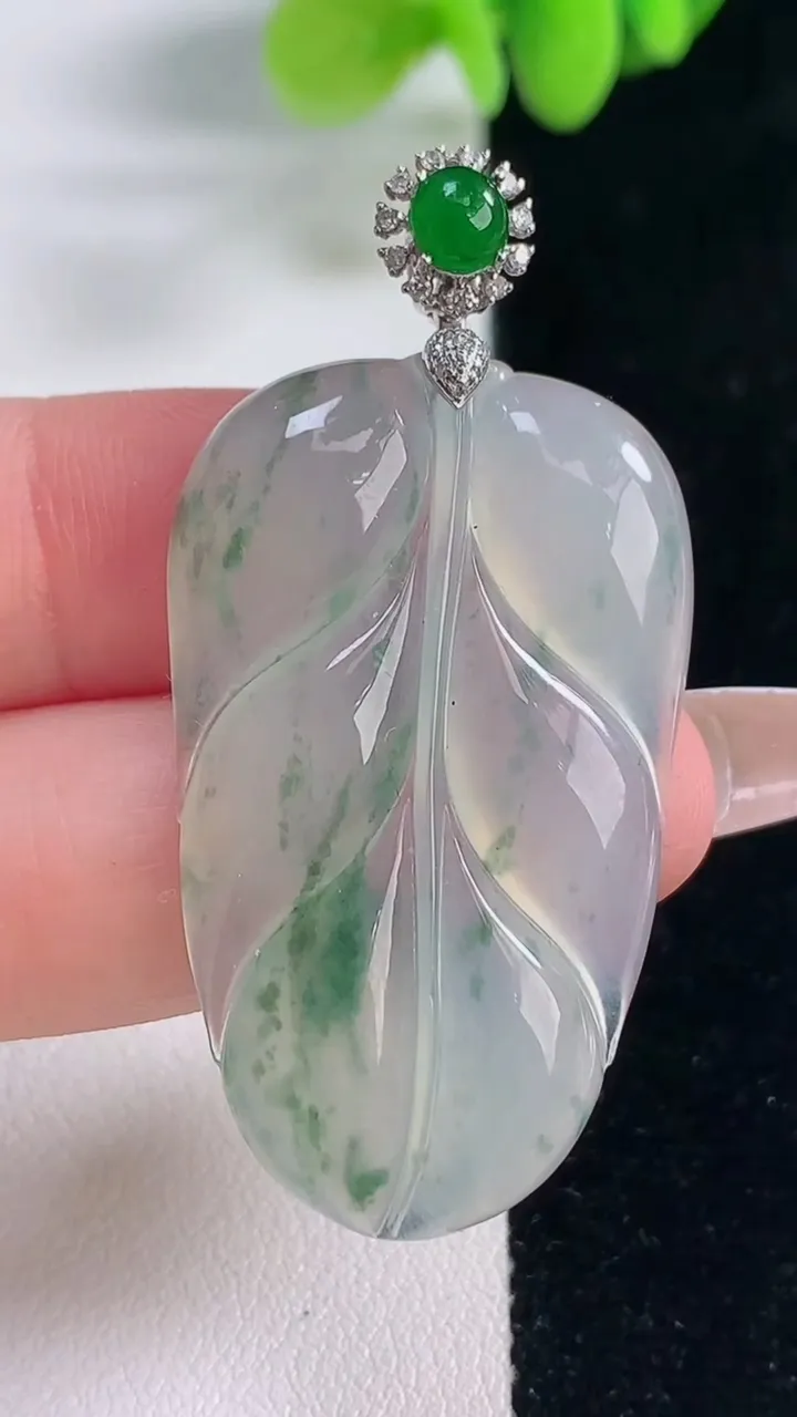 天然A货翡翠种飘花金枝玉叶 叶子吊坠，尺寸40-24.5-4.5，重量:9.92g
12月20日