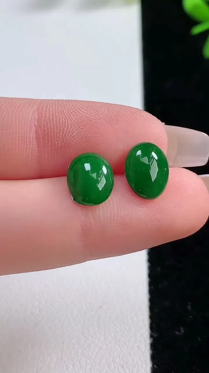 天然A货翡翠蛋面镶嵌件一对，尺寸9.6-8-3.5，重:0.86g
12月20日
