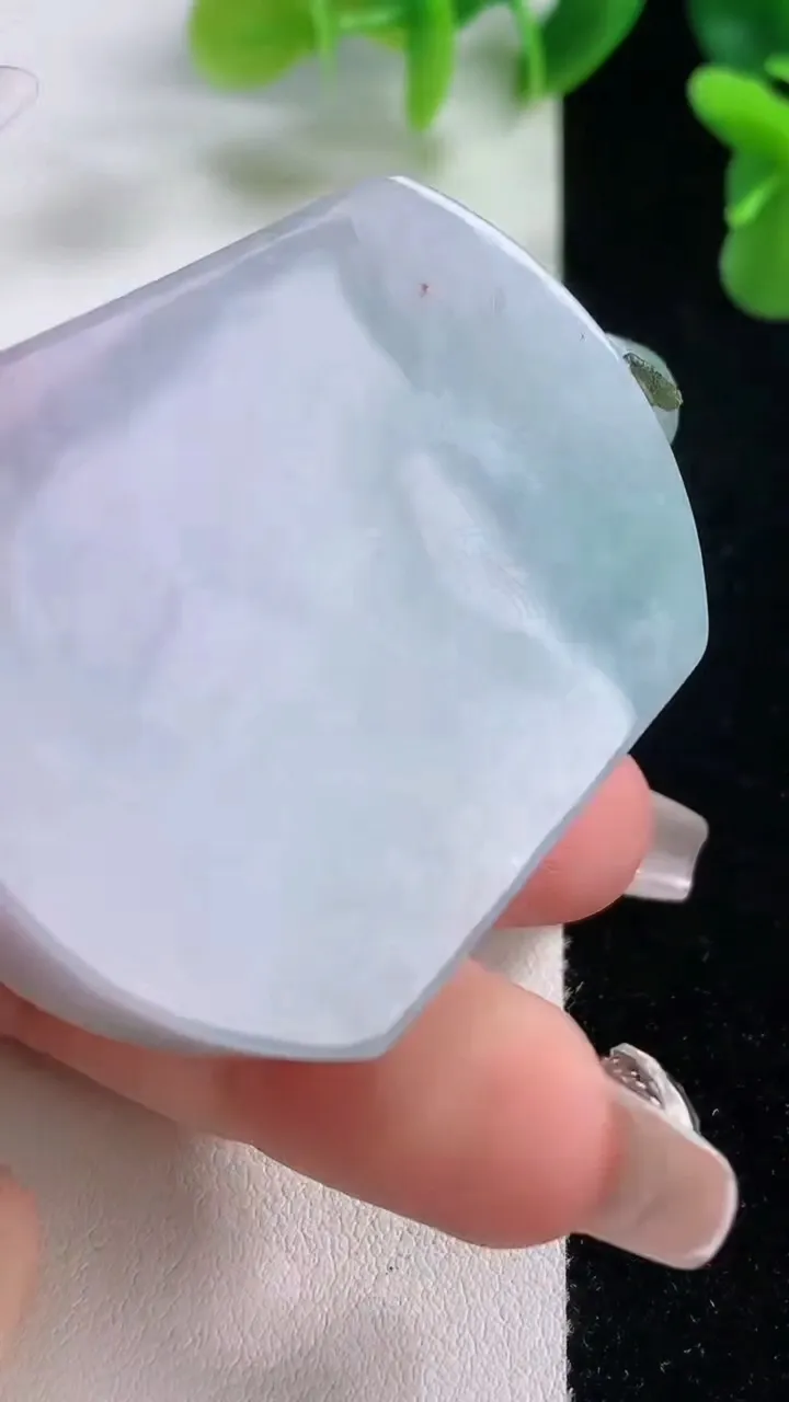 天然A货翡翠紫罗兰无事牌吊坠，尺寸47.4-39.7-12.4，重量:67.13g
12月20日