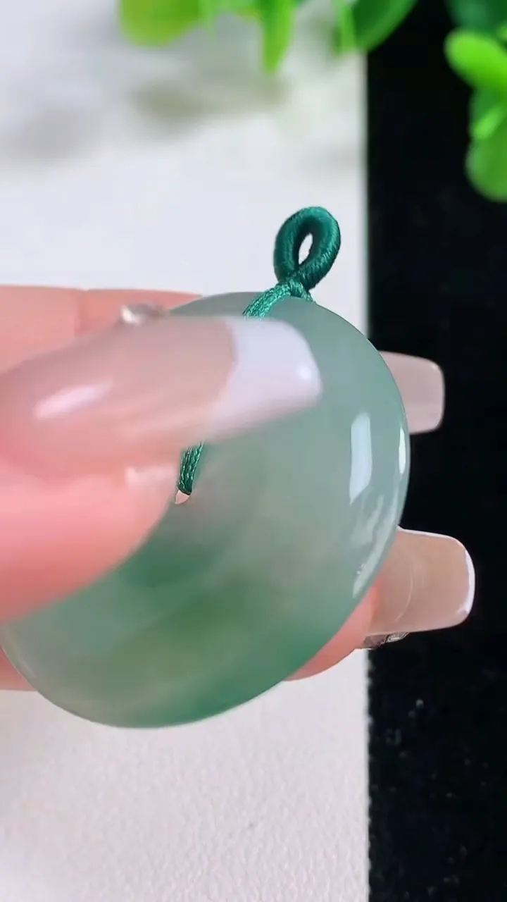 天然A货翡翠平安扣吊坠，尺寸34.5-4.9，重量:12.29g
12月20日