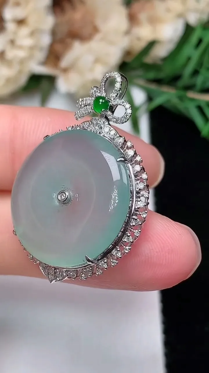 天然A货翡翠平安扣吊坠，尺寸32-22.8-7.5，裸石19.7，重量:4.46g
12月20日