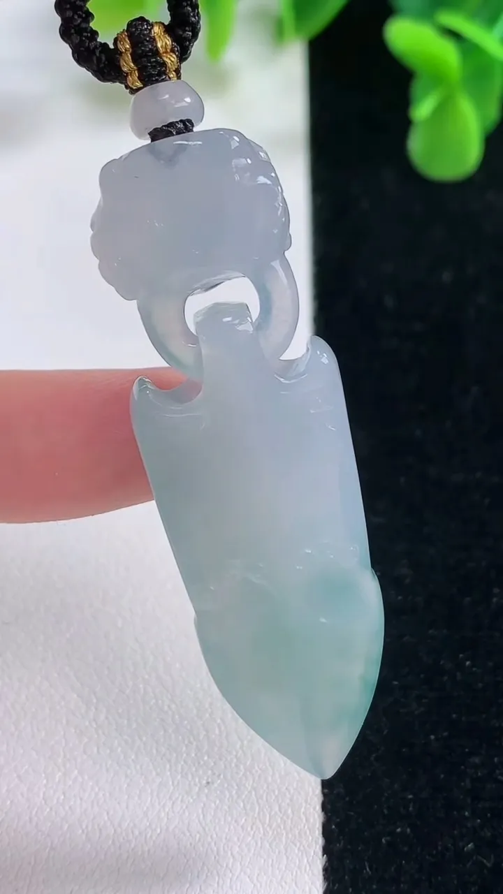 天然A货翡翠冰种飘花尚方宝剑吊坠，尺寸53-17.8-7.3，重量:14.44g
12月20日