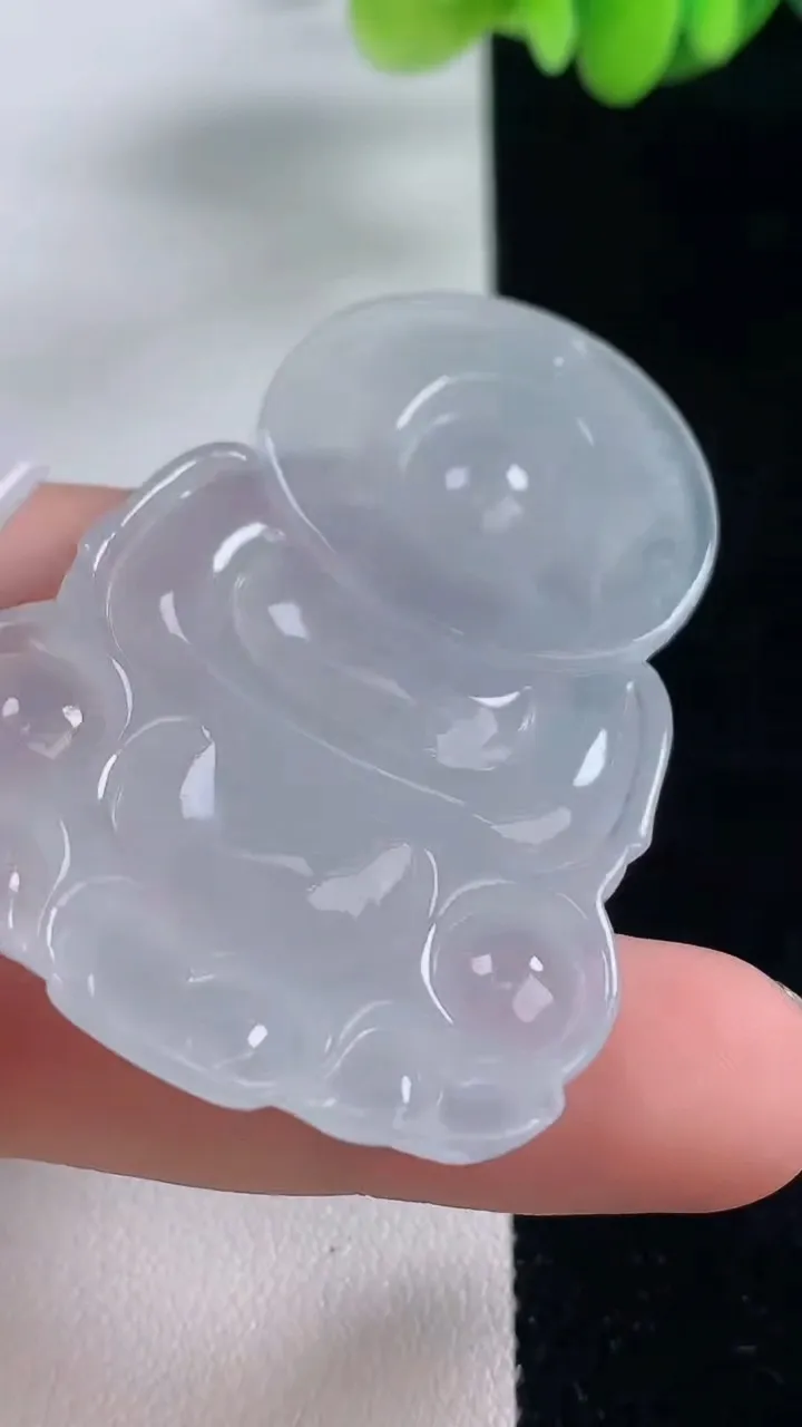 天然A货翡翠种白冰观音菩萨吊坠，尺寸53.5-37-6.4，重量:21.85g
12月20日