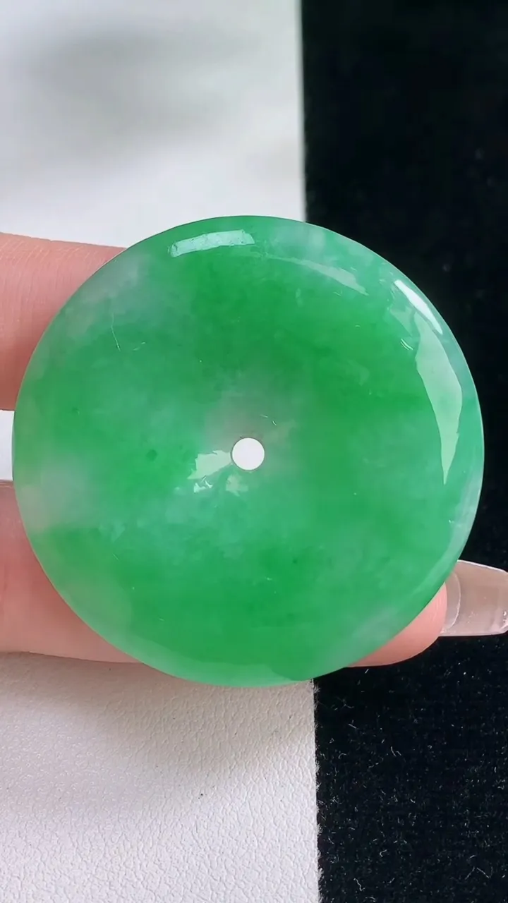 天然A货翡翠平安扣吊坠，尺寸42-5.8，重量:21.82g
12月20日