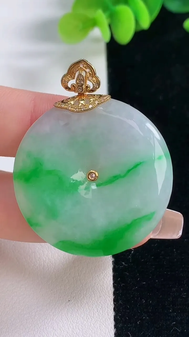 天然A货翡翠平安扣吊坠，尺寸35-5.3，重量:15.31g
12月20日