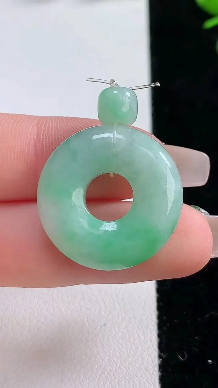 天然A货翡翠平安环吊坠，尺寸24-6.2，重:7.45g
12月20日