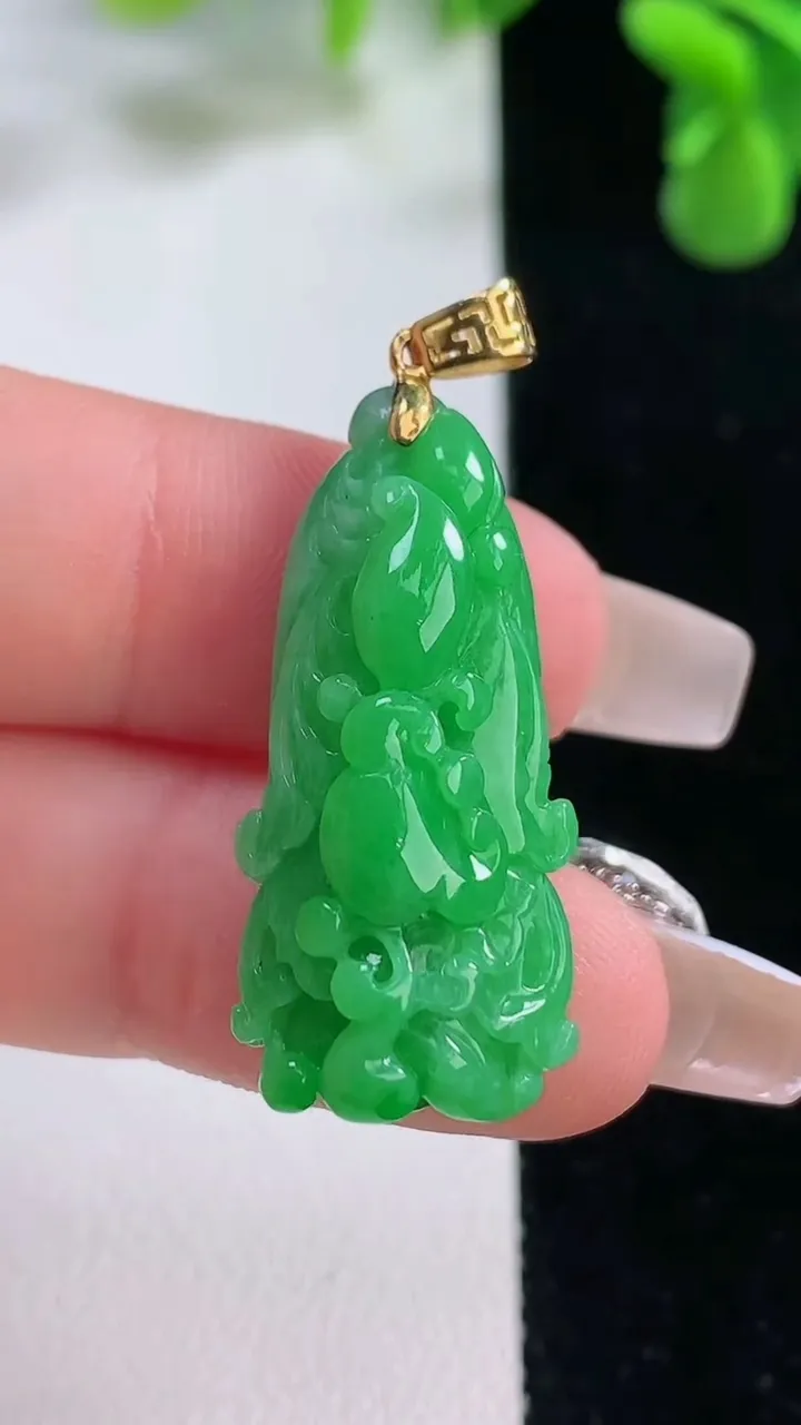 天然A货翡翠白菜吊坠，尺寸31-13.8-9.8，重量:6.58g
12月20日